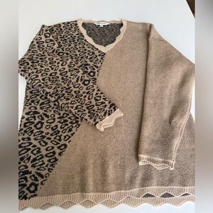 DAVI & DANI Two-Tone Leopard V-Neck Sweater